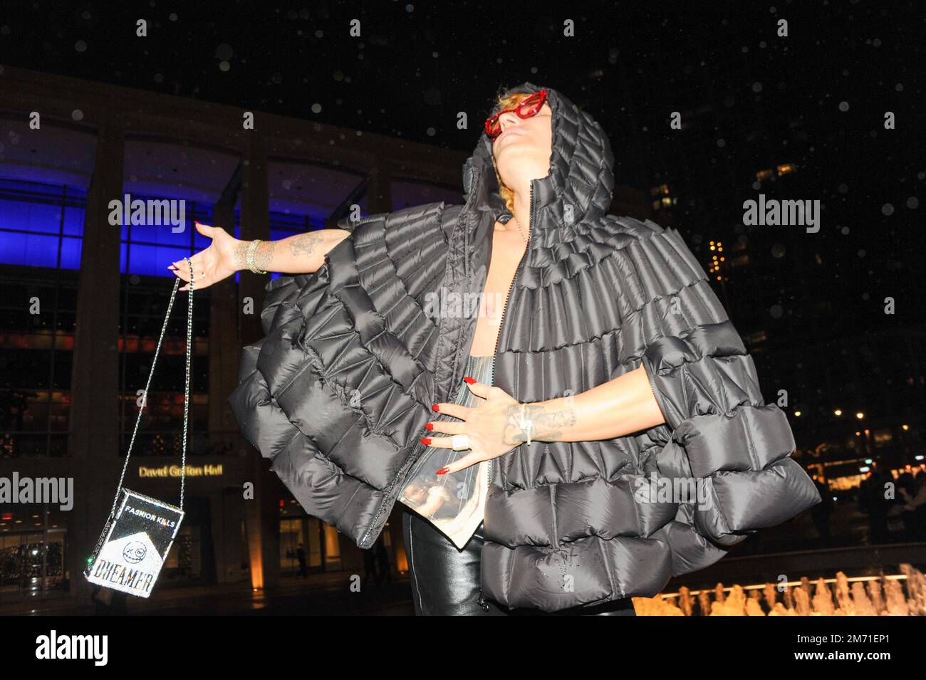 LGBTQIA+-Aktivist, Influencer und Model Elton Ilirjani an der Met OPERA für La Traviata, 5. Januar 2023 Stockfoto