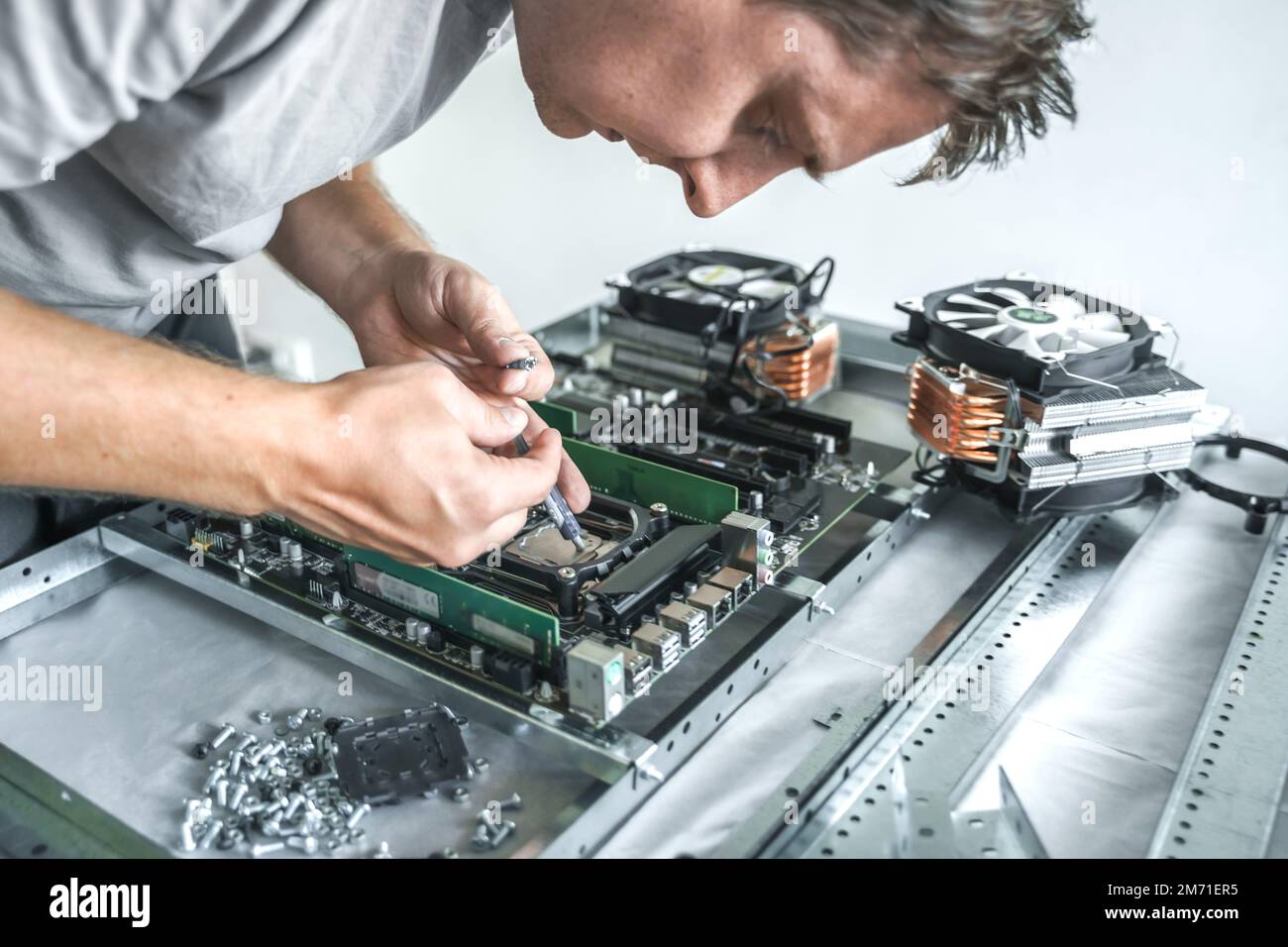 Man-Ingenieur, Sammler. Unabhängige Computer-Baugruppe. Prozessor für Einbausockel, RAM, Hauptplatine, Lüfter. Heim Krypto-Bergbau-Farm Stockfoto