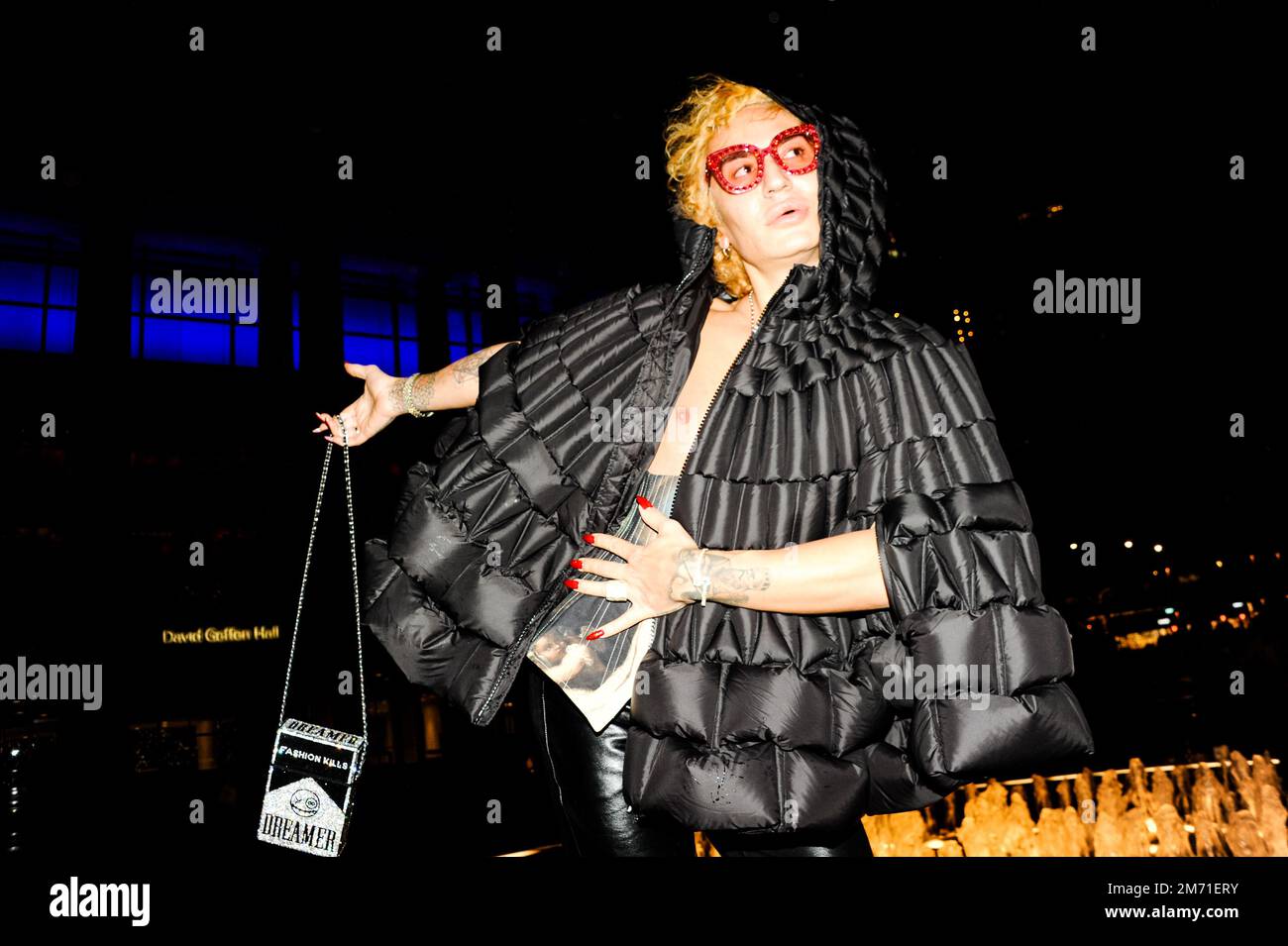 LGBTQIA+-Aktivist, Influencer und Model Elton Ilirjani an der Met OPERA für La Traviata, 5. Januar 2023 Stockfoto