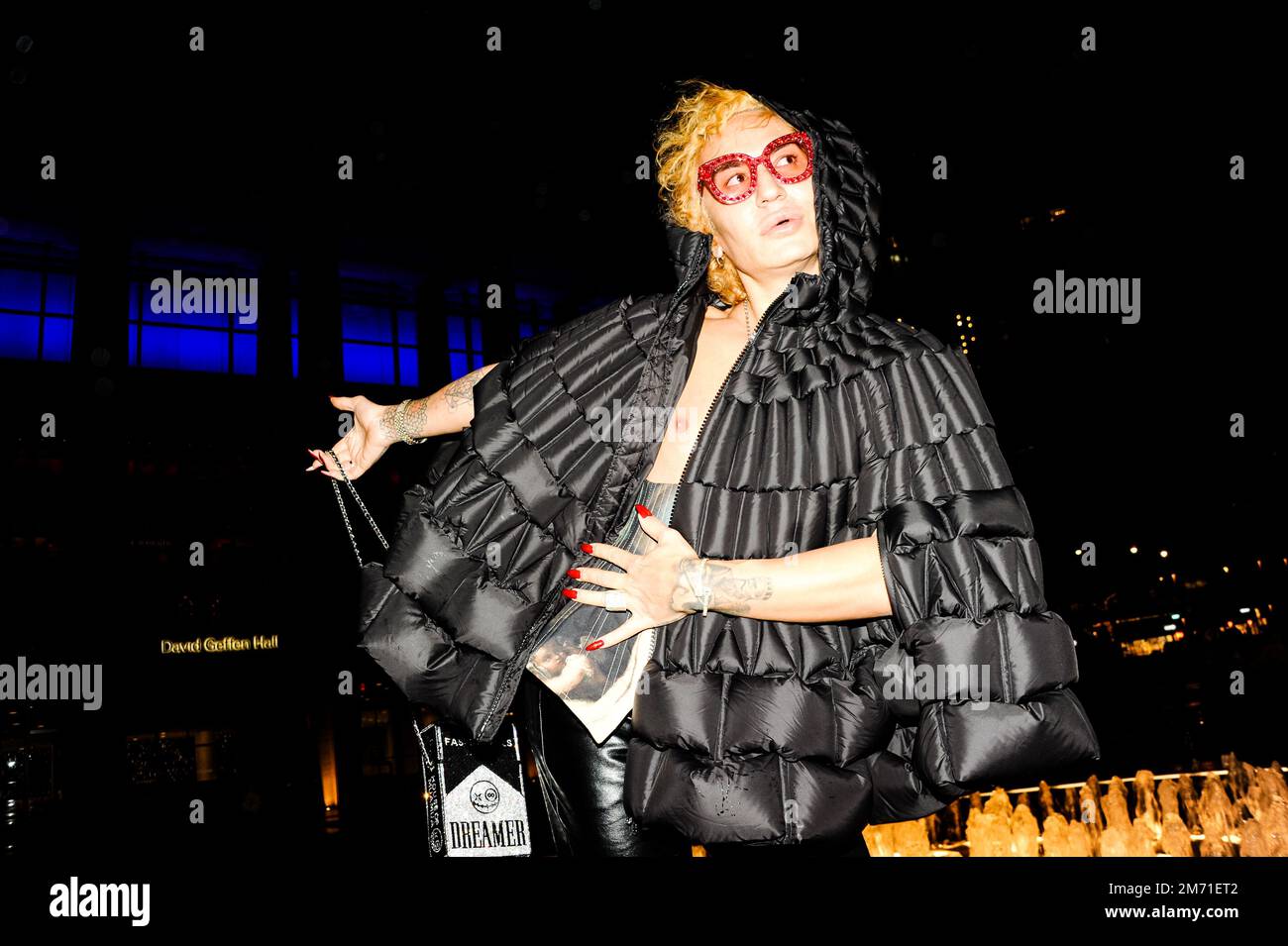 LGBTQIA+-Aktivist, Influencer und Model Elton Ilirjani an der Met OPERA für La Traviata, 5. Januar 2023 Stockfoto