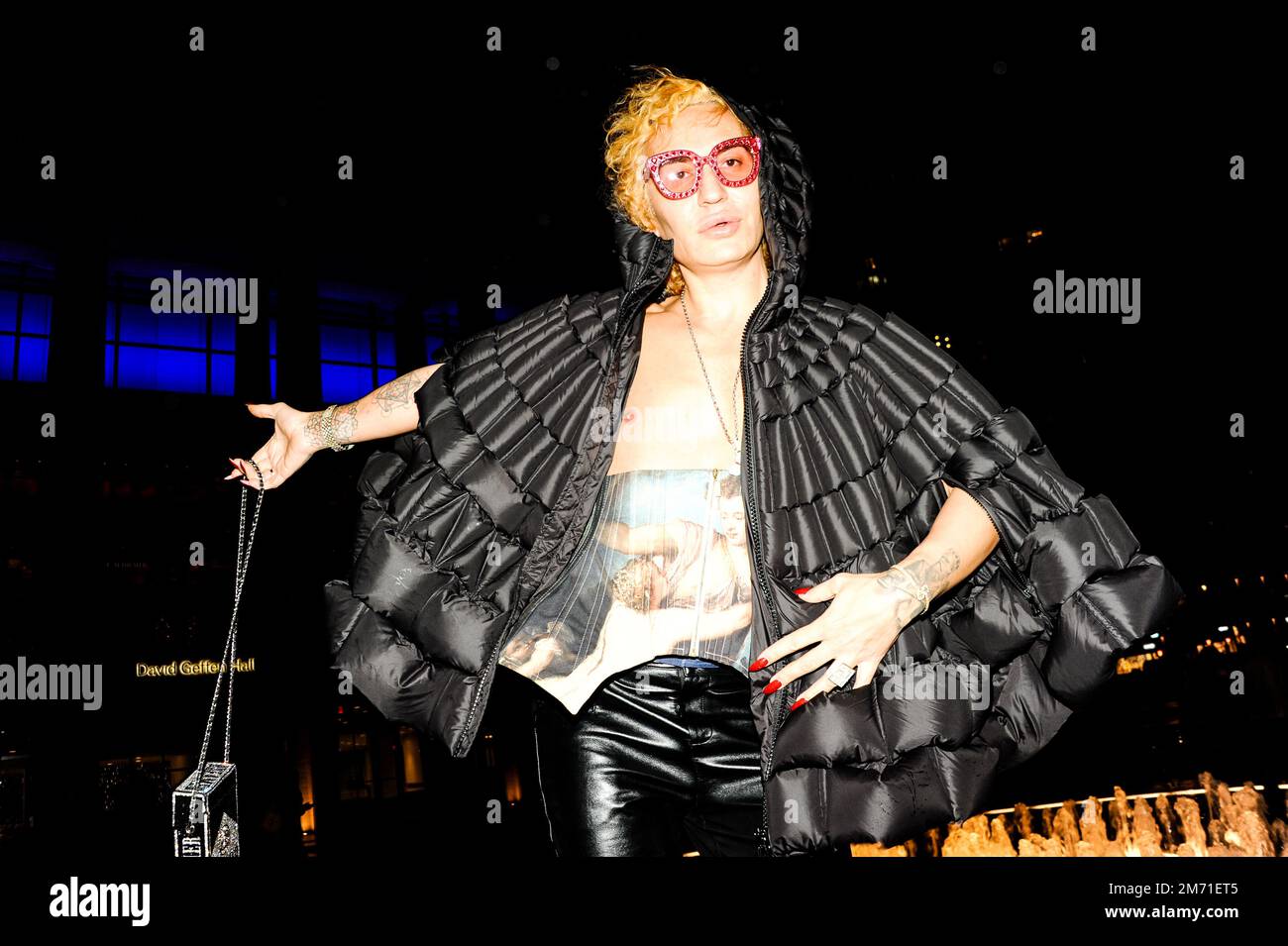 LGBTQIA+-Aktivist, Influencer und Model Elton Ilirjani an der Met OPERA für La Traviata, 5. Januar 2023 Stockfoto