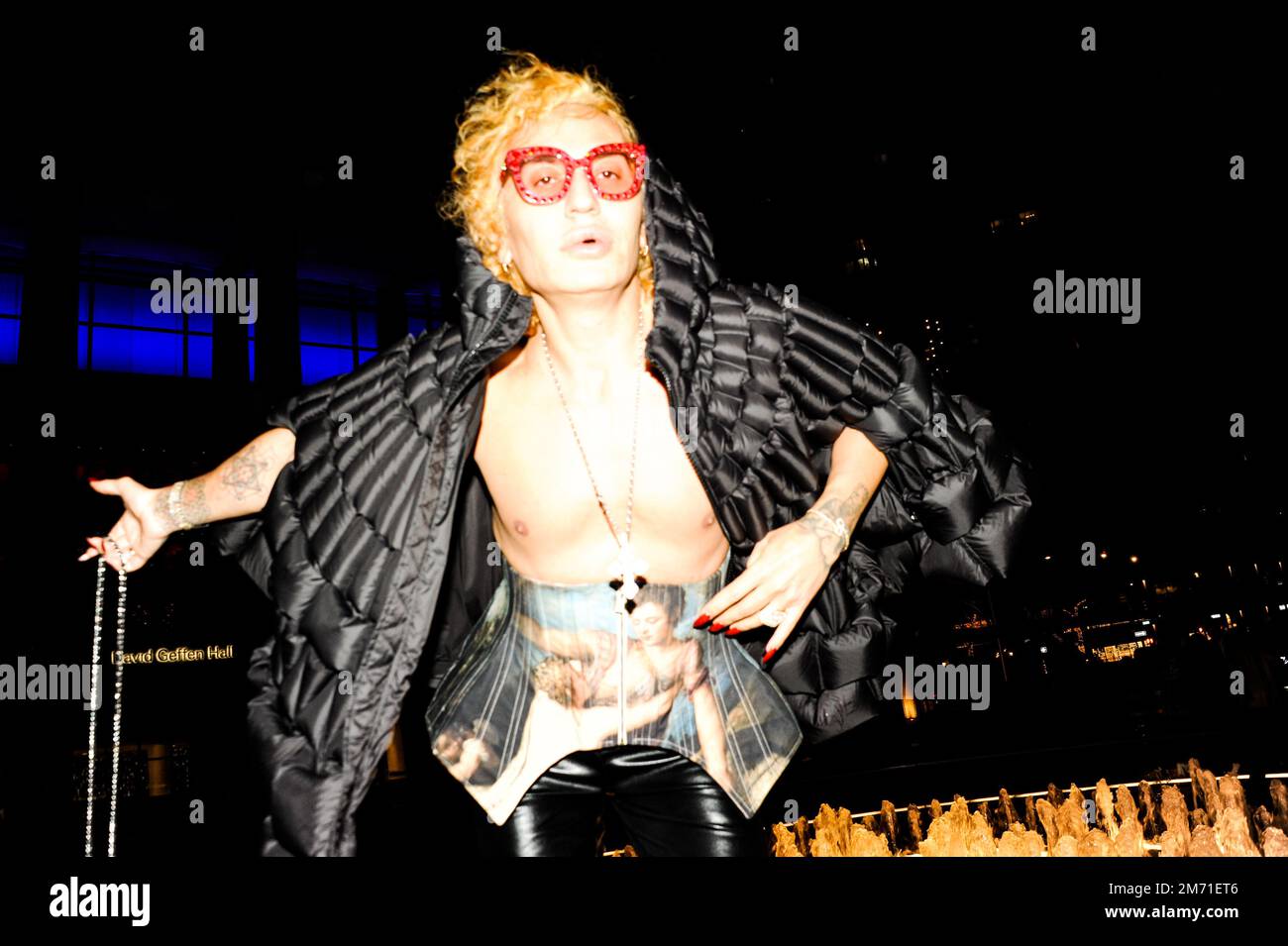 LGBTQIA+-Aktivist, Influencer und Model Elton Ilirjani an der Met OPERA für La Traviata, 5. Januar 2023 Stockfoto