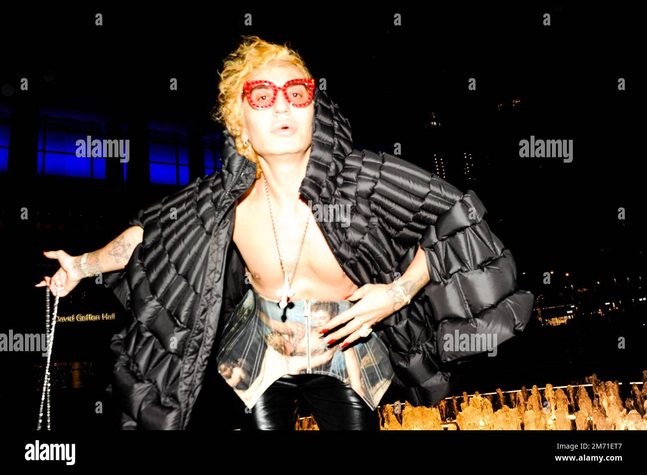 LGBTQIA+-Aktivist, Influencer und Model Elton Ilirjani an der Met OPERA für La Traviata, 5. Januar 2023 Stockfoto