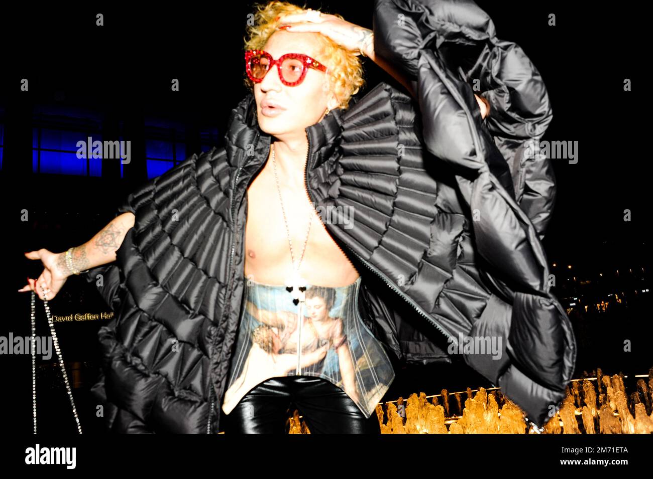 LGBTQIA+-Aktivist, Influencer und Model Elton Ilirjani an der Met OPERA für La Traviata, 5. Januar 2023 Stockfoto