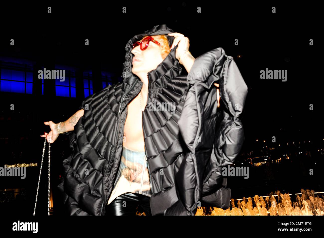 LGBTQIA+-Aktivist, Influencer und Model Elton Ilirjani an der Met OPERA für La Traviata, 5. Januar 2023 Stockfoto