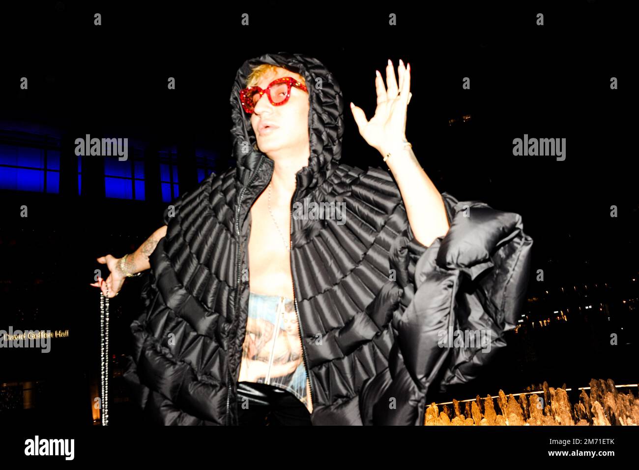 LGBTQIA+-Aktivist, Influencer und Model Elton Ilirjani an der Met OPERA für La Traviata, 5. Januar 2023 Stockfoto