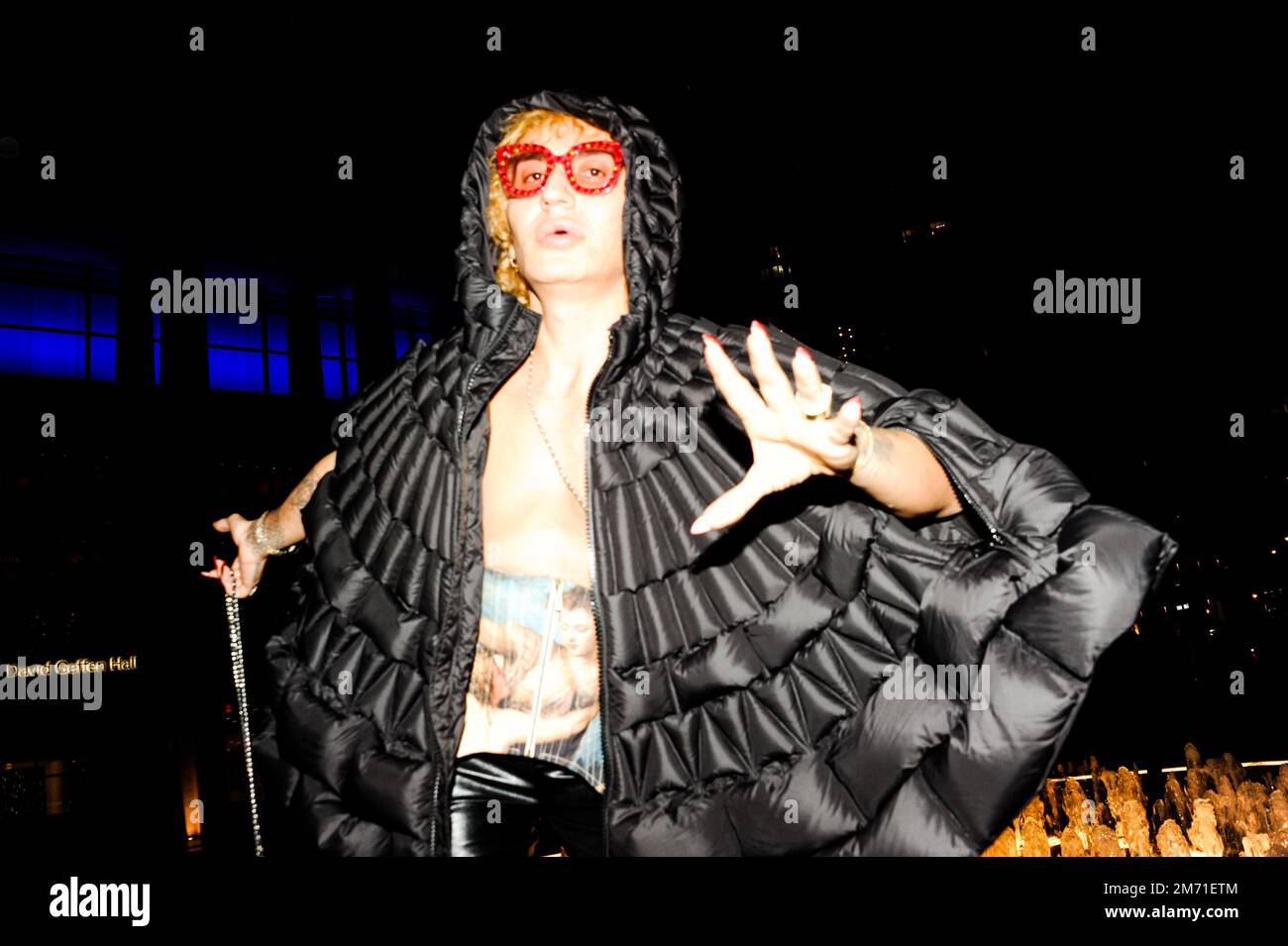 LGBTQIA+-Aktivist, Influencer und Model Elton Ilirjani an der Met OPERA für La Traviata, 5. Januar 2023 Stockfoto