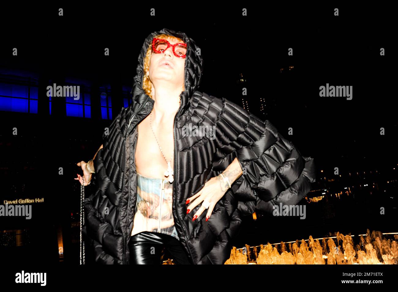 LGBTQIA+-Aktivist, Influencer und Model Elton Ilirjani an der Met OPERA für La Traviata, 5. Januar 2023 Stockfoto