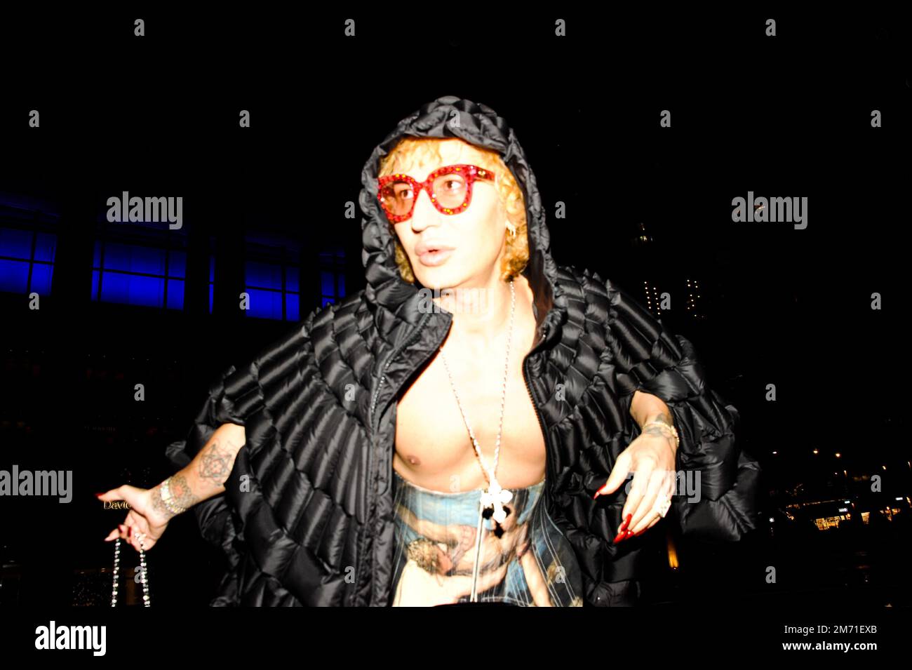 LGBTQIA+-Aktivist, Influencer und Model Elton Ilirjani an der Met OPERA für La Traviata, 5. Januar 2023 Stockfoto