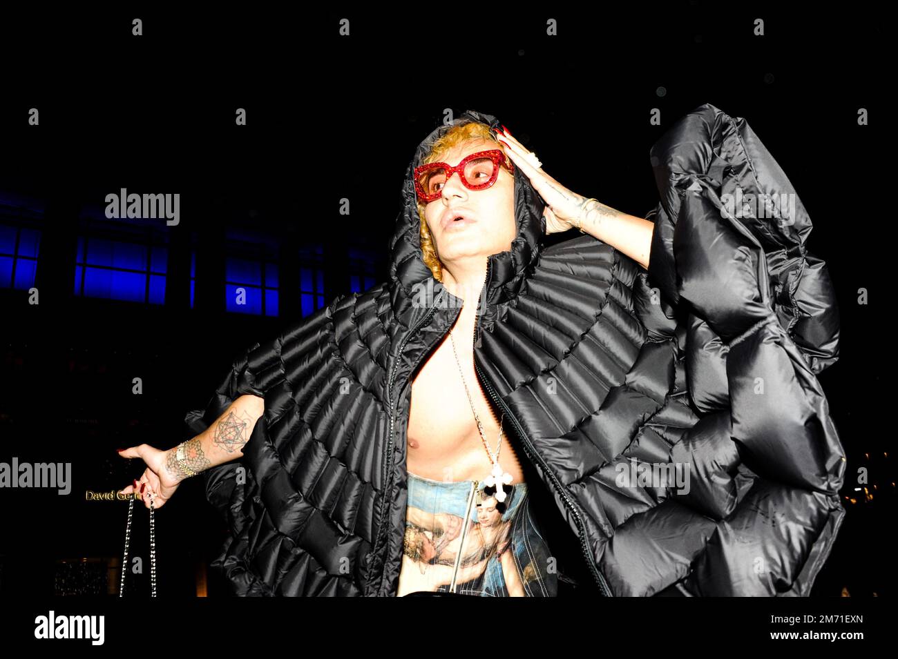 LGBTQIA+-Aktivist, Influencer und Model Elton Ilirjani an der Met OPERA für La Traviata, 5. Januar 2023 Stockfoto