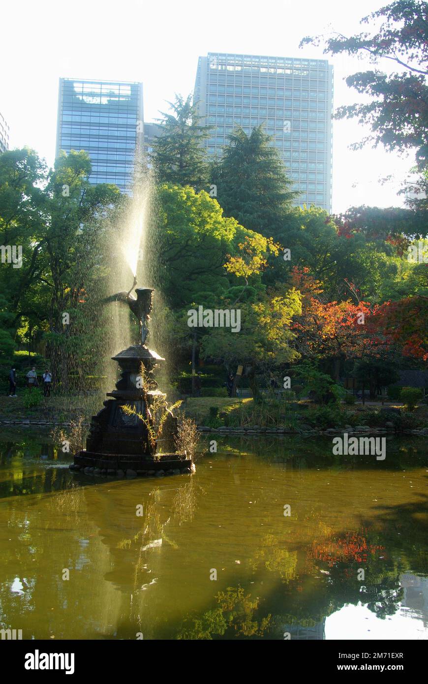 reihenförmiger Brunnen in der Mitte eines japanischen Sees Stockfoto