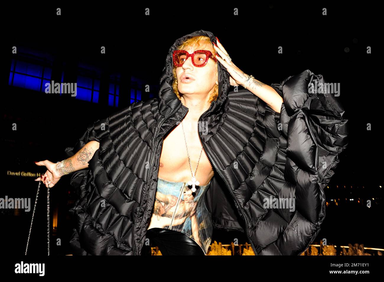 LGBTQIA+-Aktivist, Influencer und Model Elton Ilirjani an der Met OPERA für La Traviata, 5. Januar 2023 Stockfoto