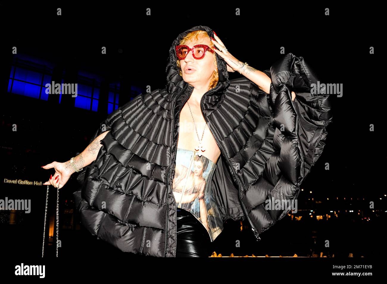 LGBTQIA+-Aktivist, Influencer und Model Elton Ilirjani an der Met OPERA für La Traviata, 5. Januar 2023 Stockfoto