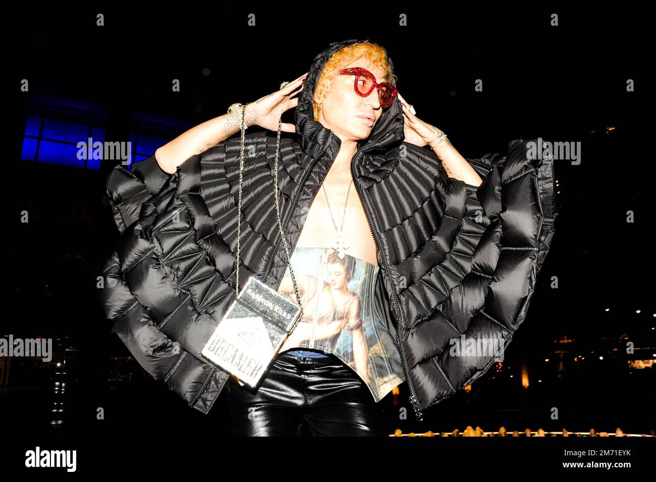 LGBTQIA+-Aktivist, Influencer und Model Elton Ilirjani an der Met OPERA für La Traviata, 5. Januar 2023 Stockfoto