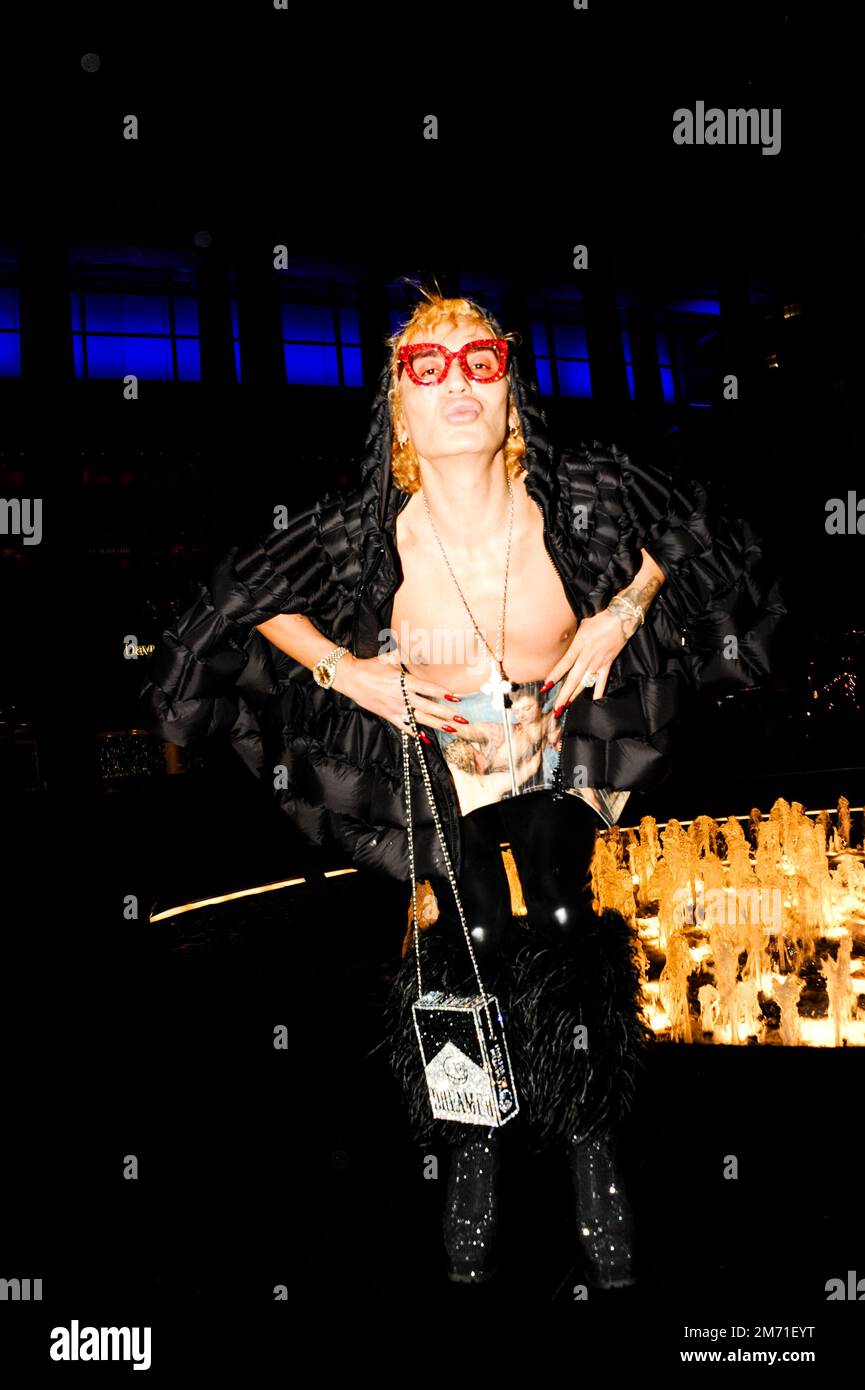 LGBTQIA+-Aktivist, Influencer und Model Elton Ilirjani an der Met OPERA für La Traviata, 5. Januar 2023 Stockfoto