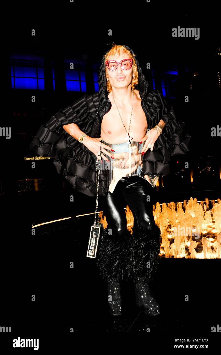 LGBTQIA+-Aktivist, Influencer und Model Elton Ilirjani an der Met OPERA für La Traviata, 5. Januar 2023 Stockfoto