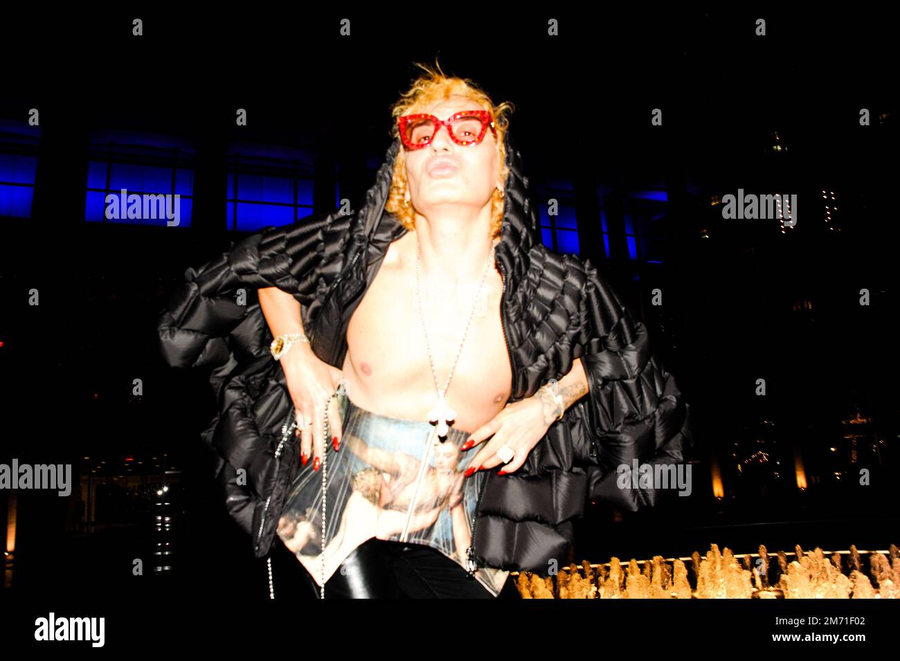 LGBTQIA+-Aktivist, Influencer und Model Elton Ilirjani an der Met OPERA für La Traviata, 5. Januar 2023 Stockfoto