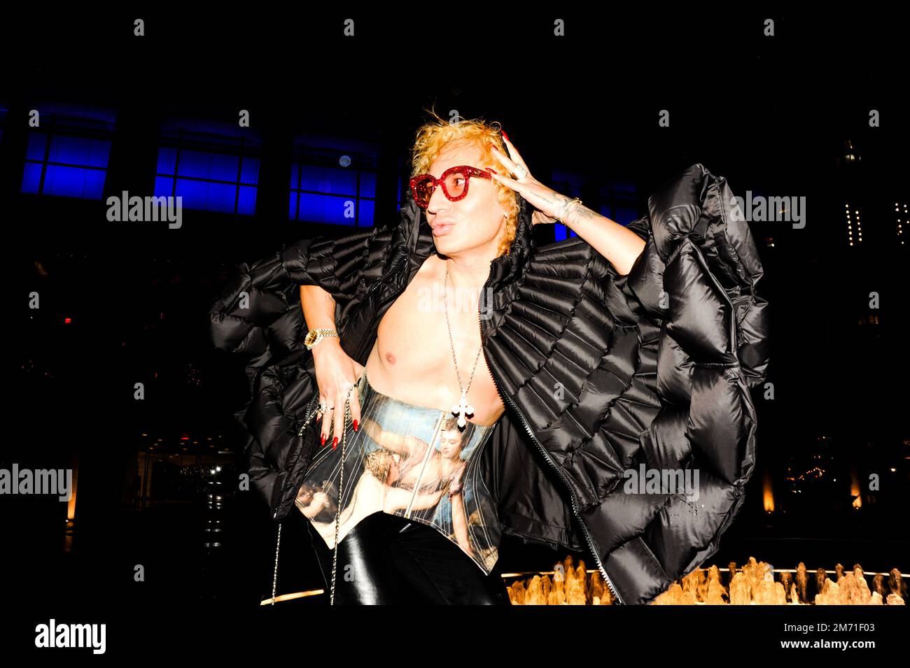 LGBTQIA+-Aktivist, Influencer und Model Elton Ilirjani an der Met OPERA für La Traviata, 5. Januar 2023 Stockfoto