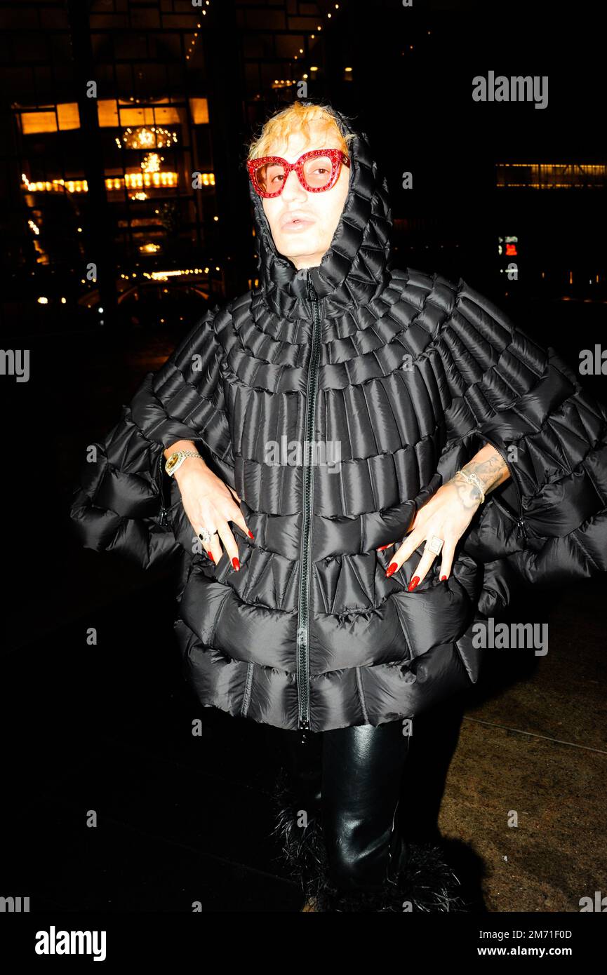 LGBTQIA+-Aktivist, Influencer und Model Elton Ilirjani an der Met OPERA für La Traviata, 5. Januar 2023 Stockfoto