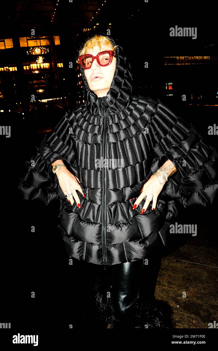 LGBTQIA+-Aktivist, Influencer und Model Elton Ilirjani an der Met OPERA für La Traviata, 5. Januar 2023 Stockfoto