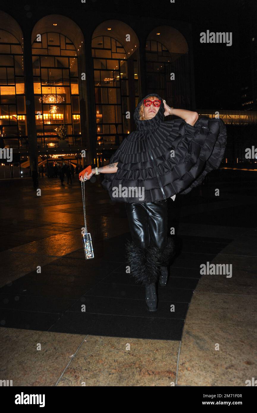 LGBTQIA+-Aktivist, Influencer und Model Elton Ilirjani an der Met OPERA für La Traviata, 5. Januar 2023 Stockfoto