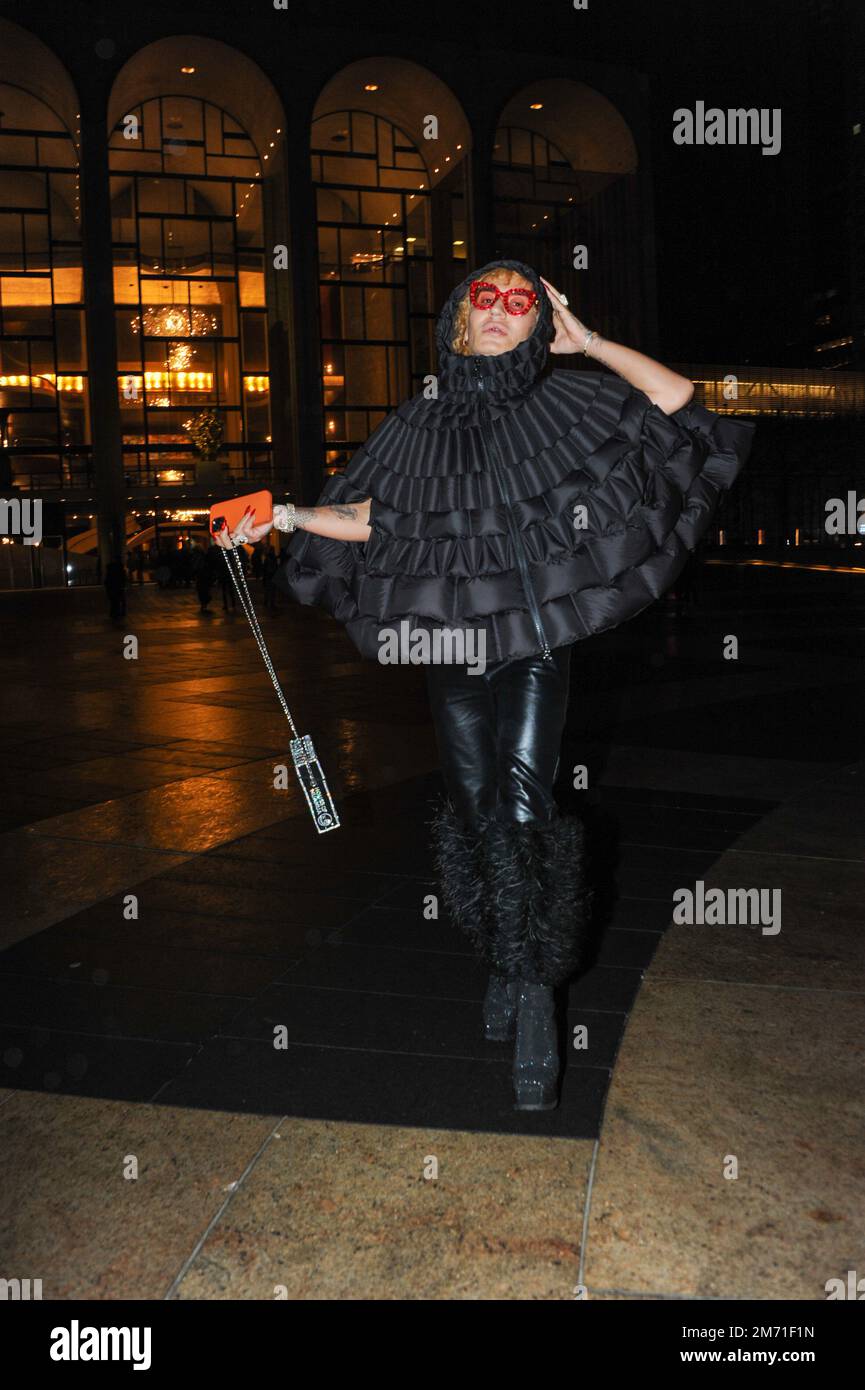 LGBTQIA+-Aktivist, Influencer und Model Elton Ilirjani an der Met OPERA für La Traviata, 5. Januar 2023 Stockfoto