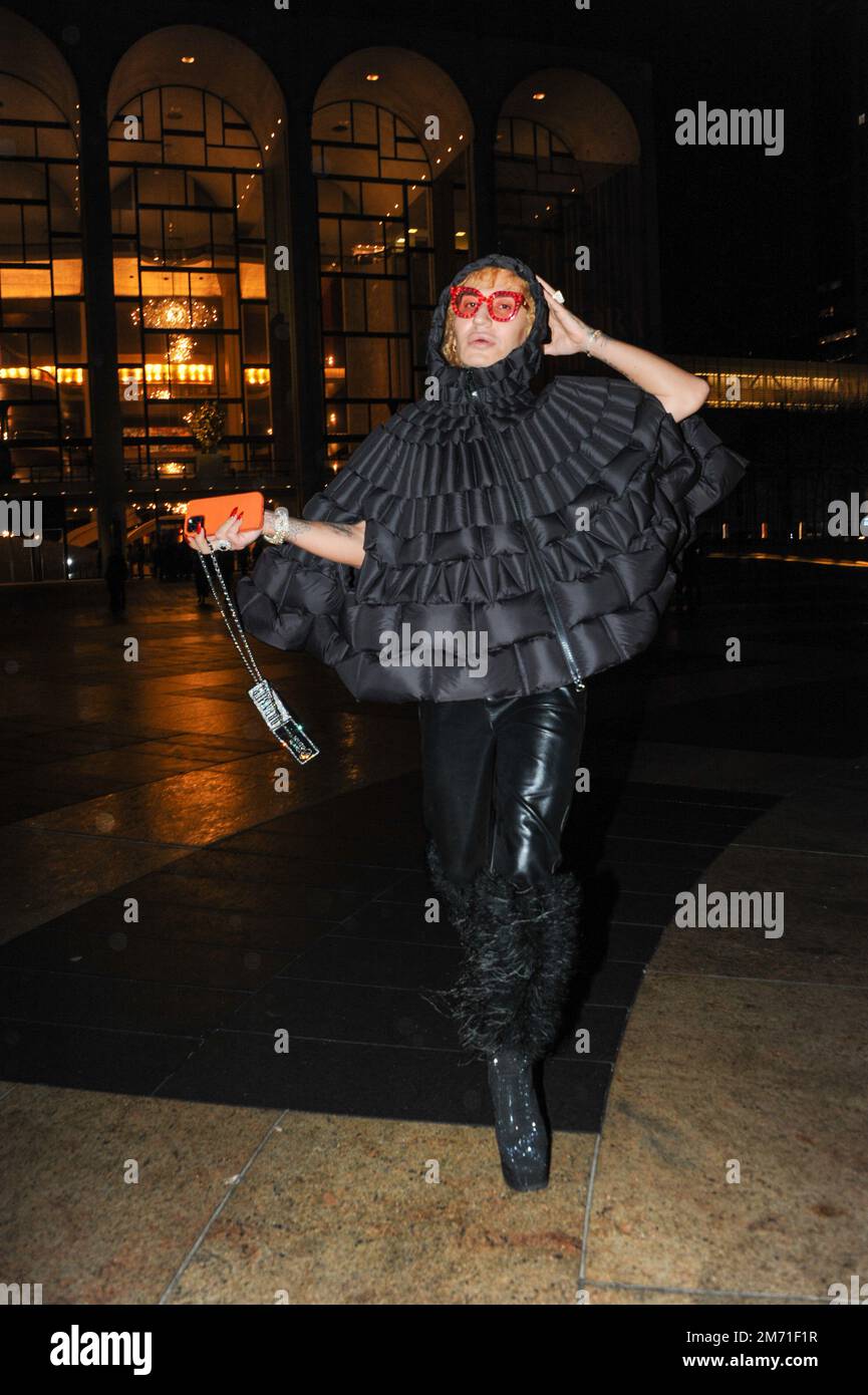 LGBTQIA+-Aktivist, Influencer und Model Elton Ilirjani an der Met OPERA für La Traviata, 5. Januar 2023 Stockfoto