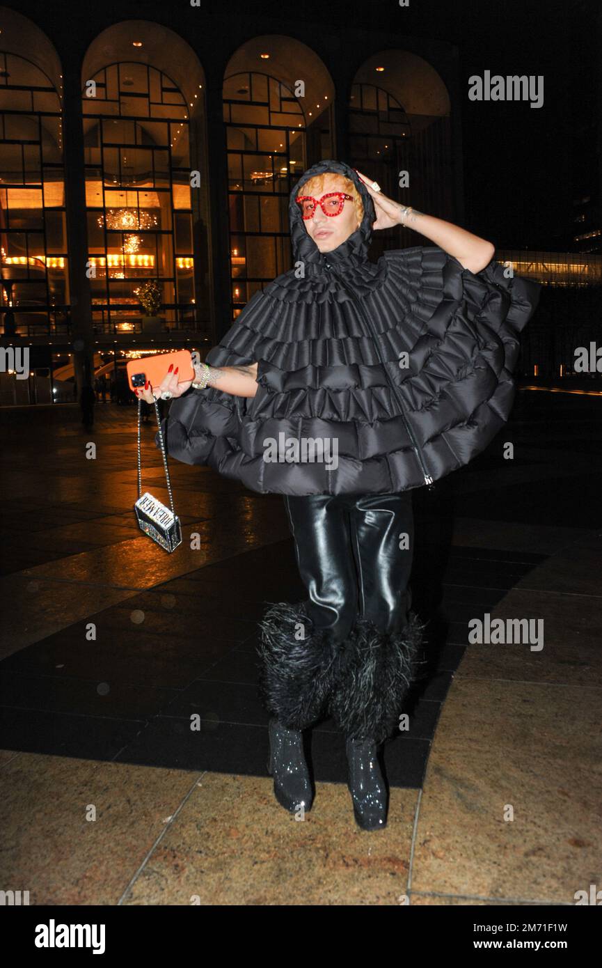 LGBTQIA+-Aktivist, Influencer und Model Elton Ilirjani an der Met OPERA für La Traviata, 5. Januar 2023 Stockfoto