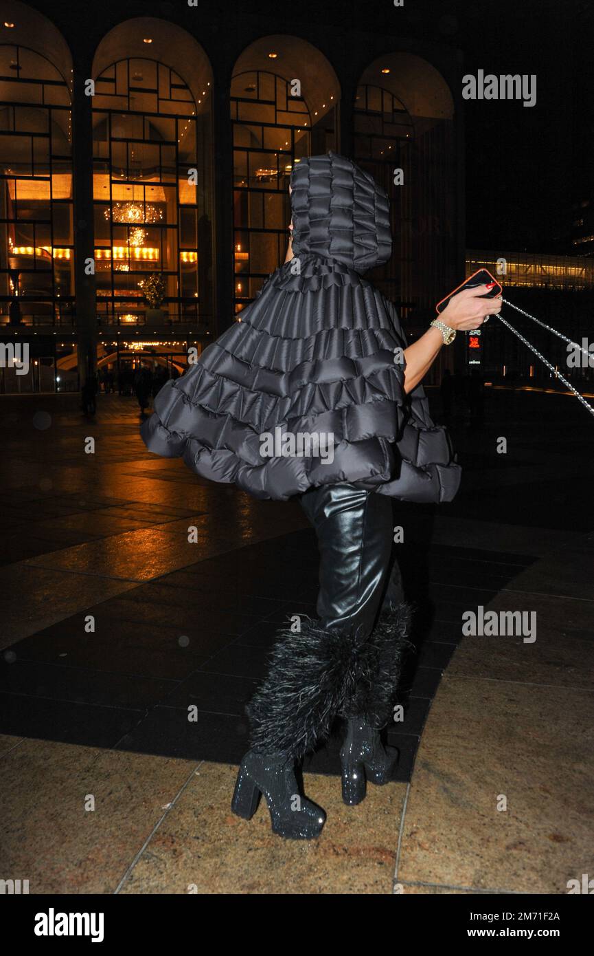 LGBTQIA+-Aktivist, Influencer und Model Elton Ilirjani an der Met OPERA für La Traviata, 5. Januar 2023 Stockfoto