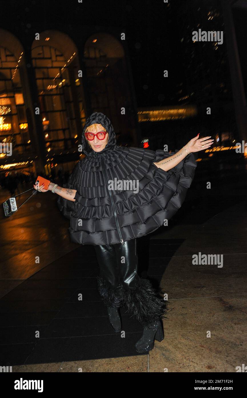 LGBTQIA+-Aktivist, Influencer und Model Elton Ilirjani an der Met OPERA für La Traviata, 5. Januar 2023 Stockfoto