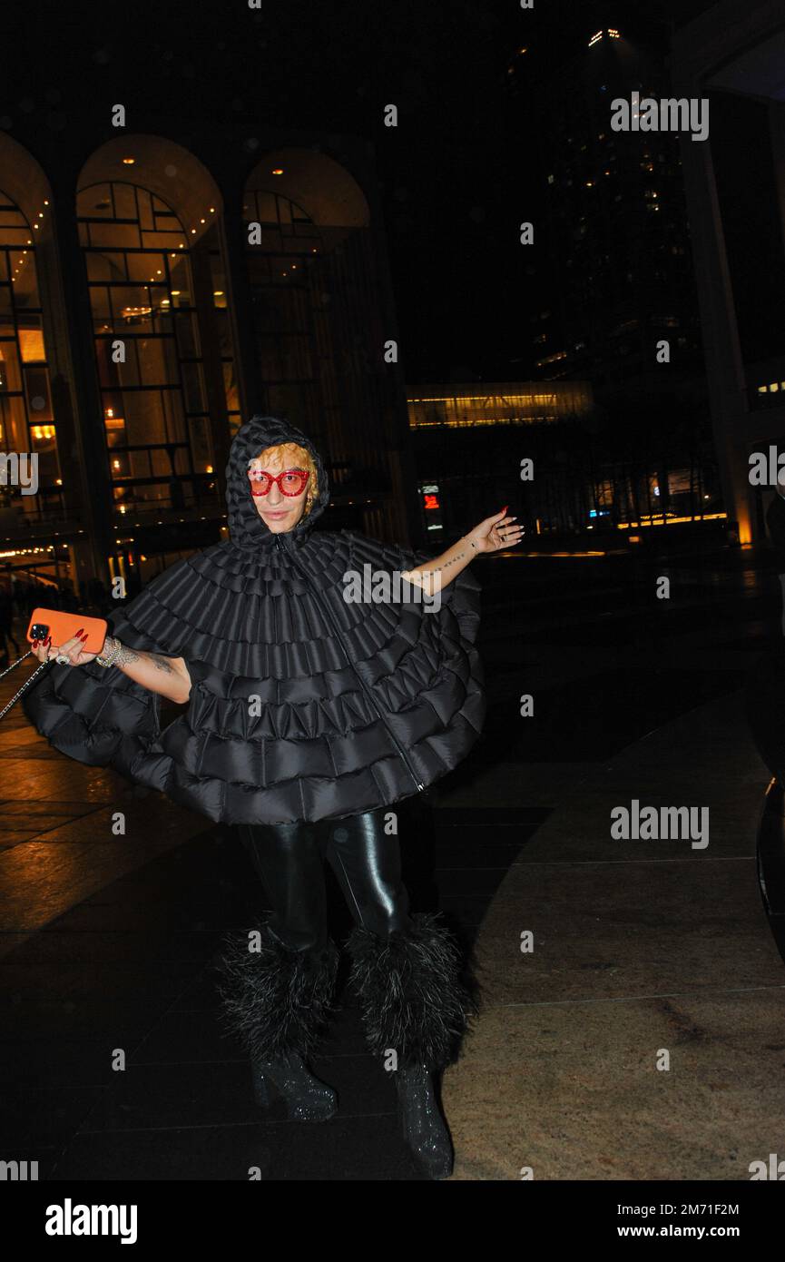 LGBTQIA+-Aktivist, Influencer und Model Elton Ilirjani an der Met OPERA für La Traviata, 5. Januar 2023 Stockfoto
