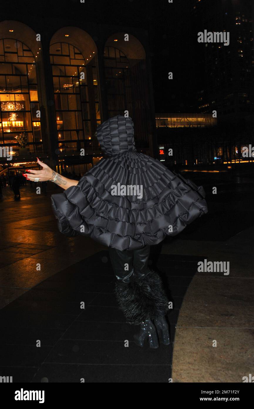 LGBTQIA+-Aktivist, Influencer und Model Elton Ilirjani an der Met OPERA für La Traviata, 5. Januar 2023 Stockfoto