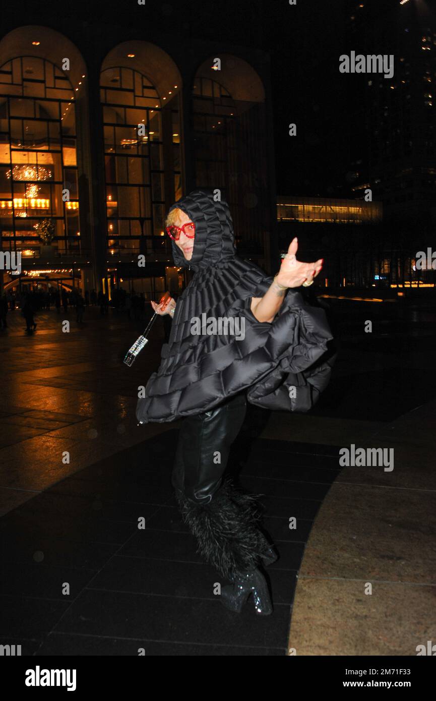 LGBTQIA+-Aktivist, Influencer und Model Elton Ilirjani an der Met OPERA für La Traviata, 5. Januar 2023 Stockfoto