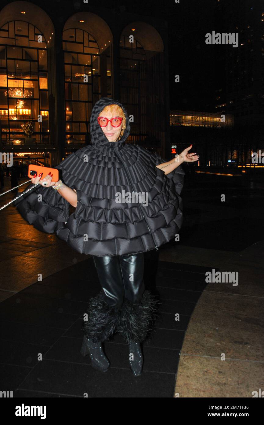 LGBTQIA+-Aktivist, Influencer und Model Elton Ilirjani an der Met OPERA für La Traviata, 5. Januar 2023 Stockfoto