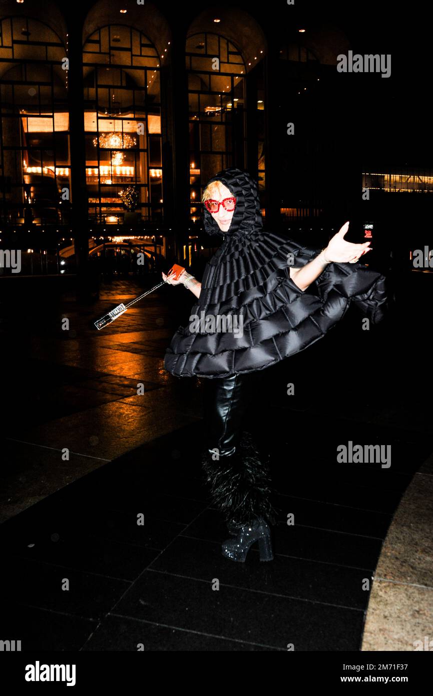 LGBTQIA+-Aktivist, Influencer und Model Elton Ilirjani an der Met OPERA für La Traviata, 5. Januar 2023 Stockfoto