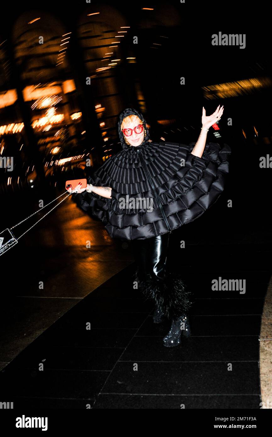 LGBTQIA+-Aktivist, Influencer und Model Elton Ilirjani an der Met OPERA für La Traviata, 5. Januar 2023 Stockfoto