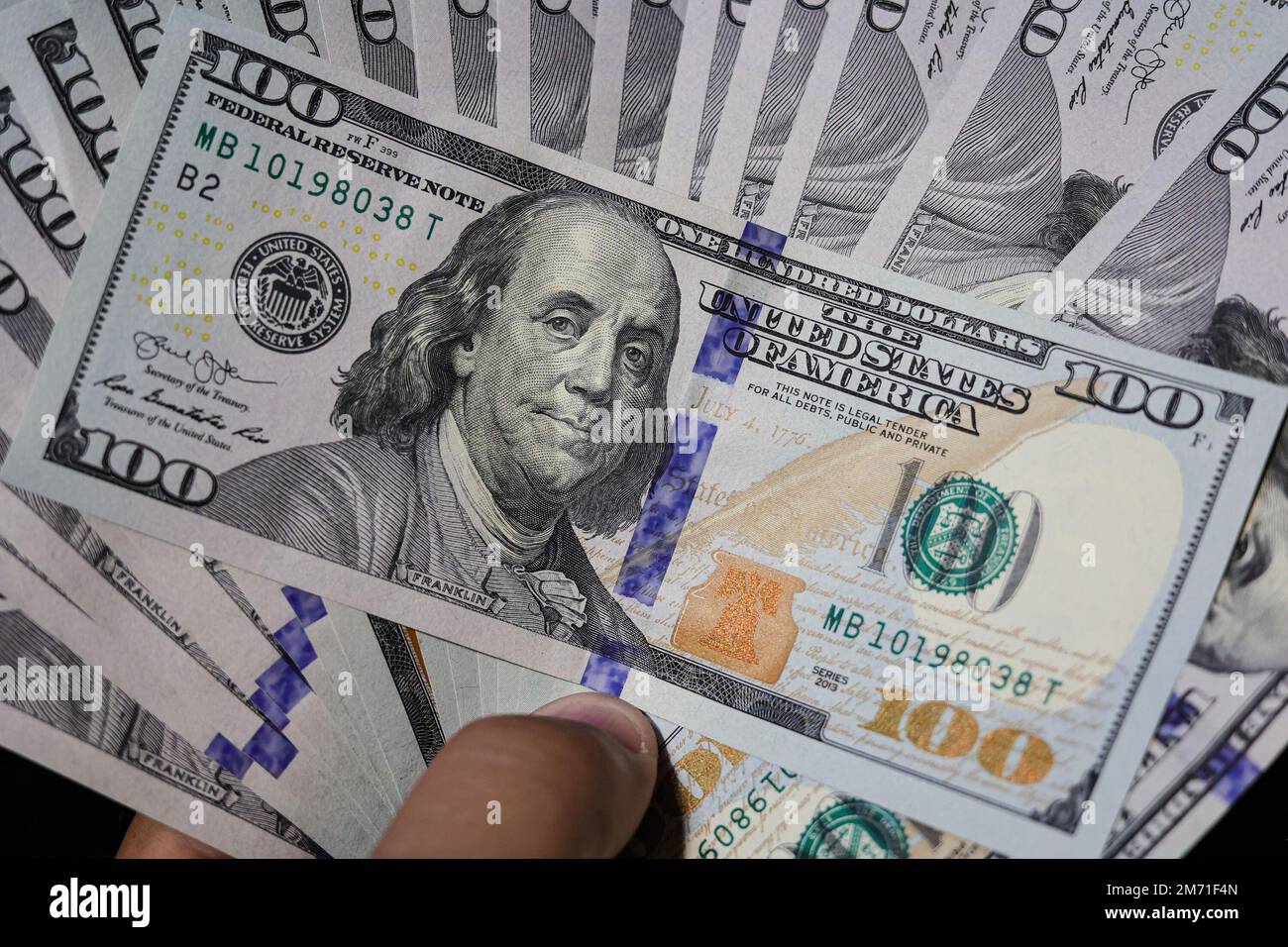 Belo Horizonte, Brasilien. 06. Januar 2023. MG - Belo Horizonte - 01/06/2023 - TAGESLEBEN, DOLLAR - Dollarscheine werden diesen Freitag fotografiert (6). Der aktuelle Wechselkurs zeigt eine Aufwertung der amerikanischen Währung gegenüber der brasilianischen Real. Foto: Gilson Junio/AGIF/Sipa USA Kredit: SIPA USA/Alamy Live News Stockfoto