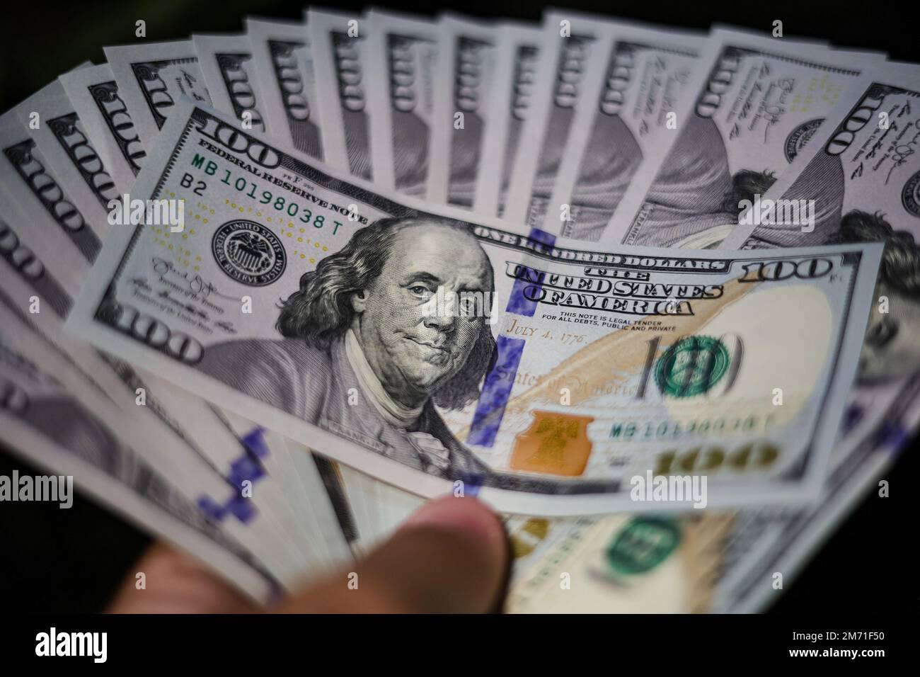 Belo Horizonte, Brasilien. 06. Januar 2023. MG - Belo Horizonte - 01/06/2023 - TAGESLEBEN, DOLLAR - Dollarscheine werden diesen Freitag fotografiert (6). Der aktuelle Wechselkurs zeigt eine Aufwertung der amerikanischen Währung gegenüber der brasilianischen Real. Foto: Gilson Junio/AGIF/Sipa USA Kredit: SIPA USA/Alamy Live News Stockfoto