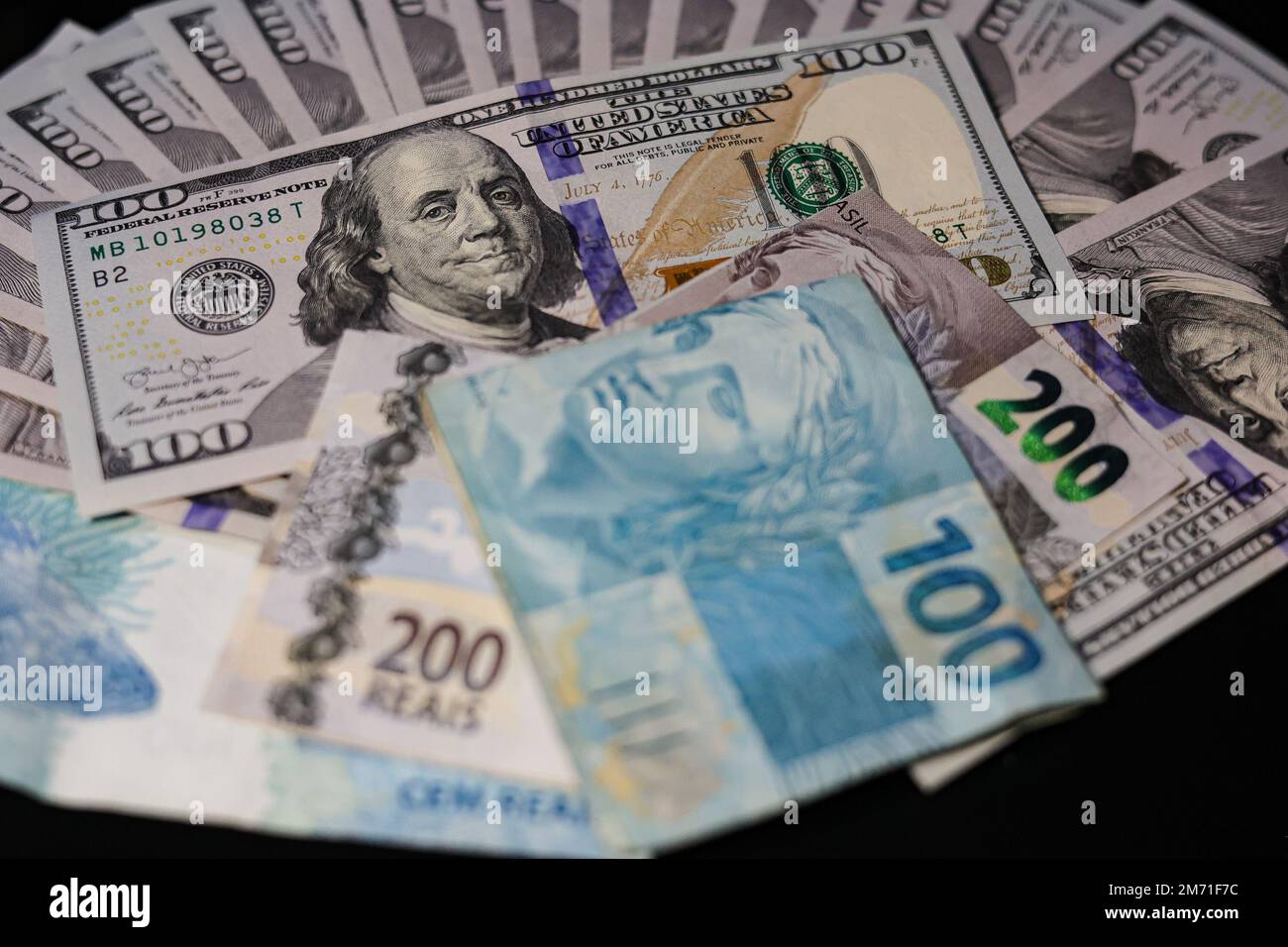 Belo Horizonte, Brasilien. 06. Januar 2023. MG - Belo Horizonte - 01/06/2023 - TAGESLEBEN, DOLLAR - Dollarscheine werden diesen Freitag fotografiert (6). Der aktuelle Wechselkurs zeigt eine Aufwertung der amerikanischen Währung gegenüber der brasilianischen Real. Foto: Gilson Junio/AGIF/Sipa USA Kredit: SIPA USA/Alamy Live News Stockfoto