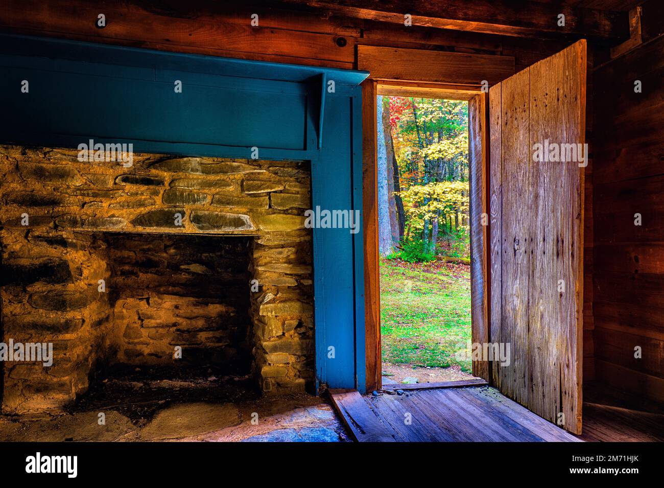 Die Herbstblätter teilen ihre Schönheit mit jedem, der von dieser Cades Cove Hütte in den Smoky Mountains, der Carter Shields Hütte, aus schaut. Eine Sache noch Stockfoto