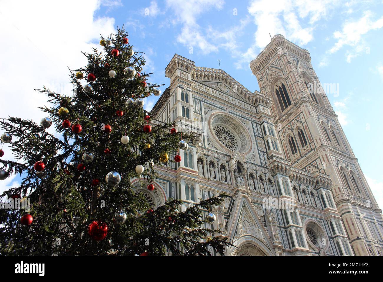 Weihnachten in Florenz. Weihnachtsbaum in der Nähe der Kathedrale auf der Piazza Santa Maria Novella Stockfoto