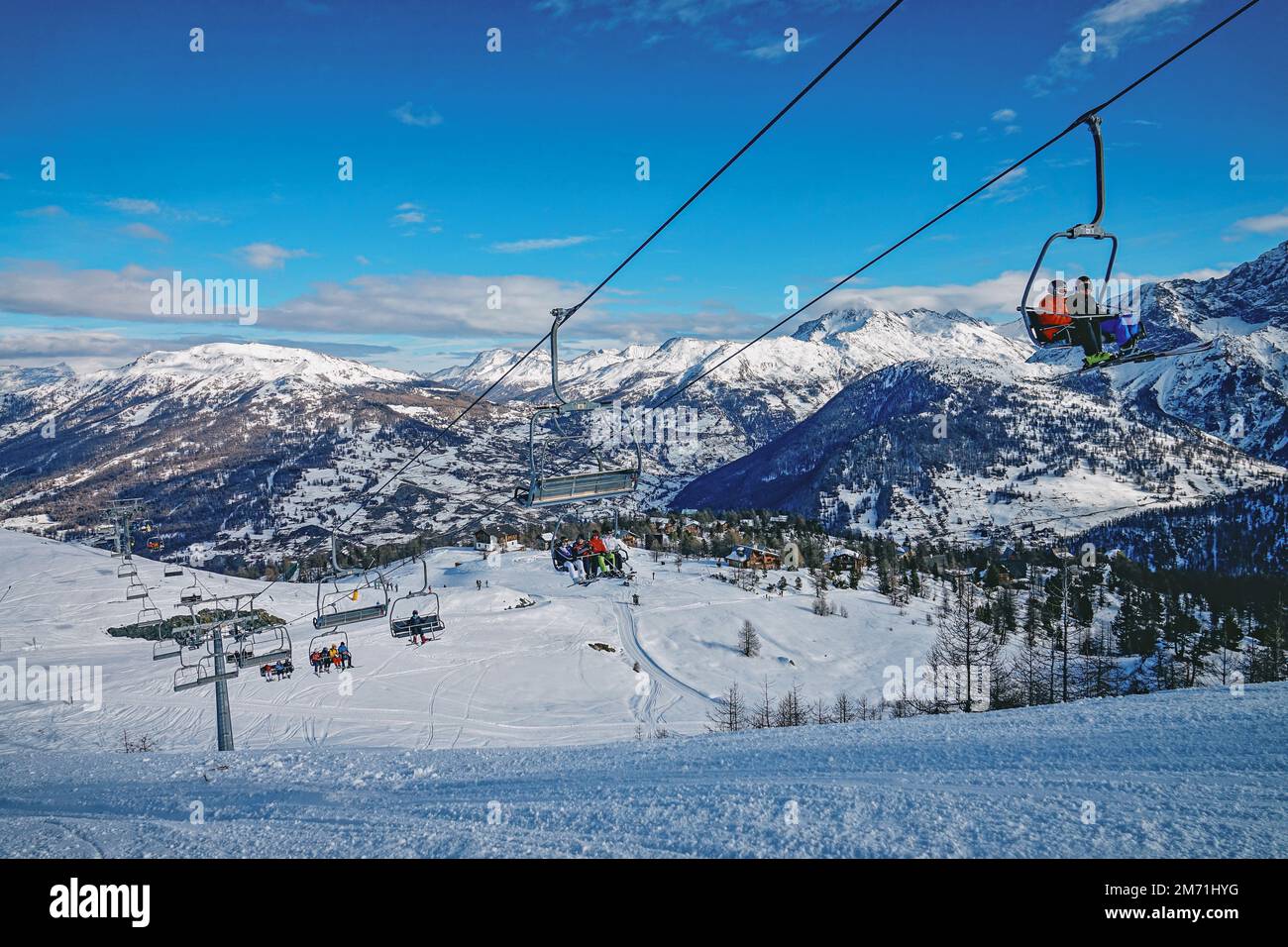Übersicht Skigebiet Claviere in Piemont in den Alpen an der Grenze zwischen Italien und Frankreich. Claviere, Italien - Dezember 2022 Stockfoto