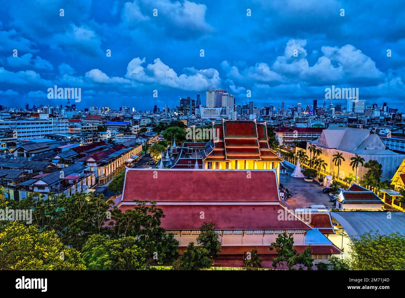 Bangkok, Thailand. 11. Mai 2022. Der Golden Mount Wat Saket Tempelkomplex (Wat Saket Ratcha Wora Maha Wihan) ist ein buddhistischer Tempel in Bangkok. Stockfoto