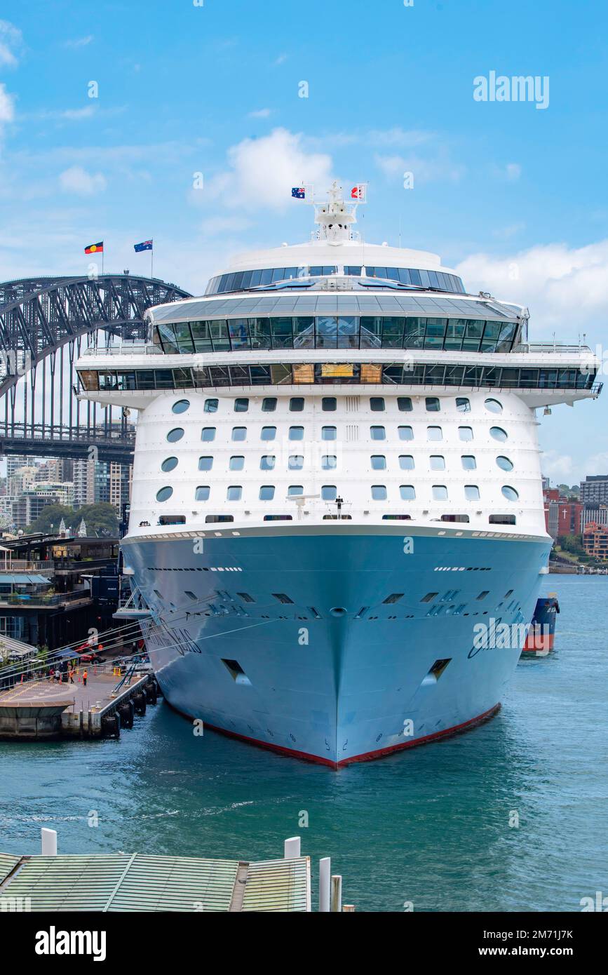 Sydney Aust. 04. Januar 2022: Royal Caribbean Cruise Ship Ovation of the Seas am Overseas Passenger Terminal in Circular Quay bereitet sich auf den Bunker vor Stockfoto