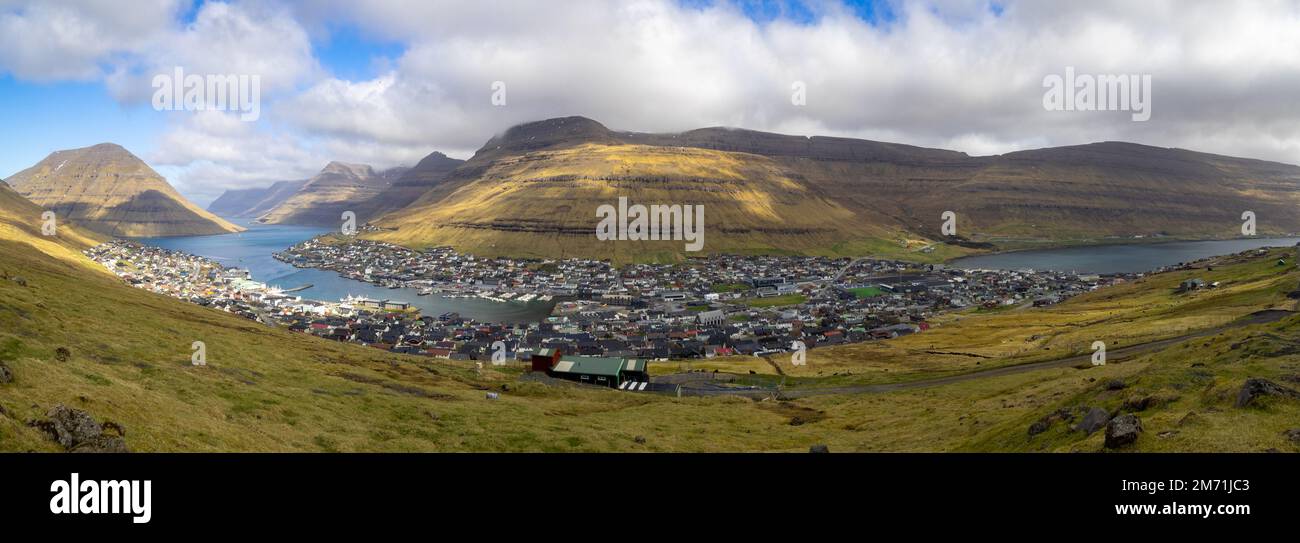 Panoramablick auf Klaksvík unterhalb des Berges Kjølur und am Fjord, von Klakkur aus gesehen Stockfoto