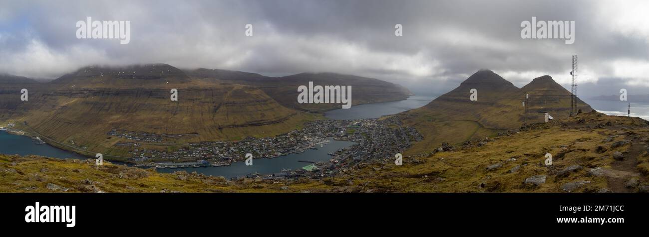 Klaksvík Sie sitzen zwischen den beiden Meeresbuchten, die Sie vom Berggipfel Klakkur aus sehen können Stockfoto