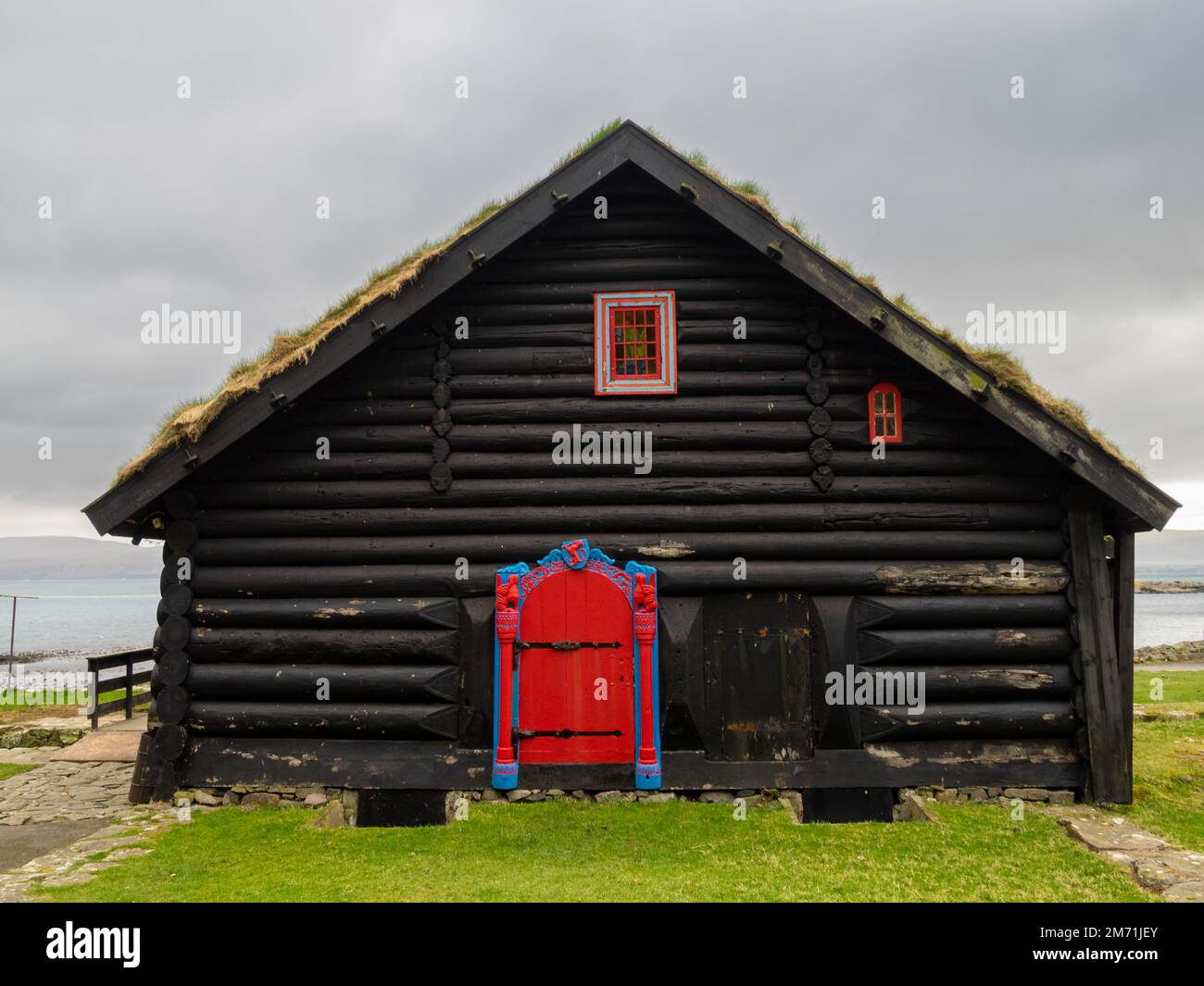 Roykstovan Bauernhaus getarnte Holzfassade, Kirkjubøur Stockfoto