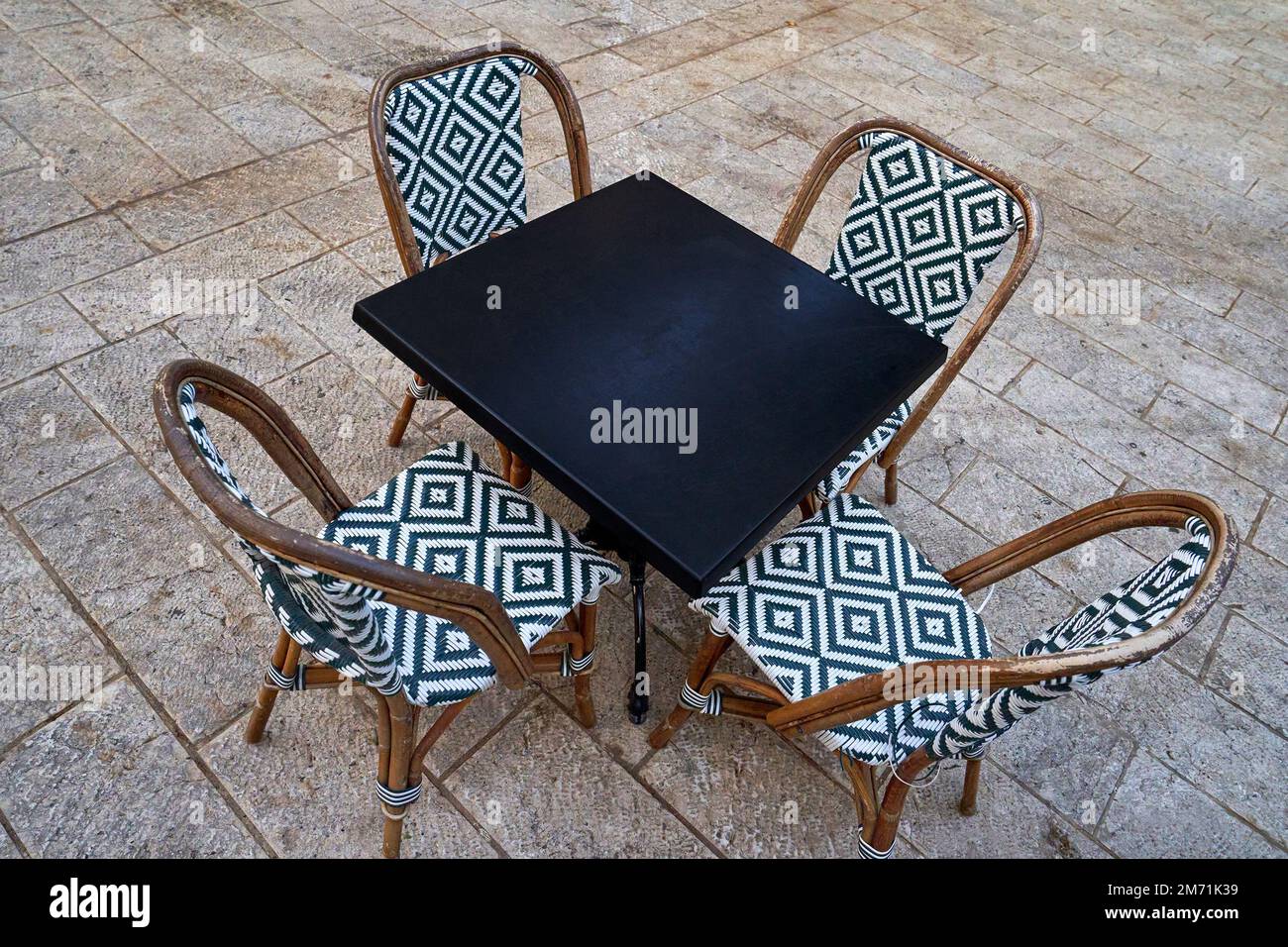 Tisch und Stühle im Straßencafé im Freien in Tel Aviv Stockfoto