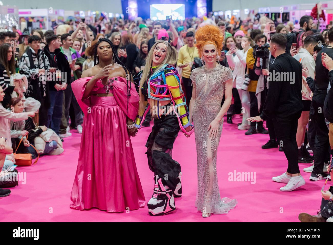 London, Großbritannien. 06. Januar 2023. LONDON, VEREINIGTES KÖNIGREICH - 06. JANUAR 2023 06: Drag Queens besuchen den Queen's Walk während der Eröffnung der RuPaul's DragCon UK 2023, präsentiert von World of Wonder auf der Excel London vom 6-8. Januar 2023 in London, Vereinigtes Königreich. (Foto: Wiktor Szymanowicz/NurPhoto) Kredit: NurPhoto SRL/Alamy Live News Stockfoto