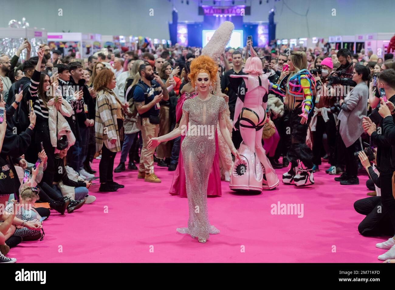 London, Großbritannien. 06. Januar 2023. LONDON, VEREINIGTES KÖNIGREICH - 06. JANUAR 2023 06: Eine Drag Queen besucht den Queen's Walk während der Eröffnung der RuPaul's DragCon UK 2023, präsentiert von World of Wonder auf der Excel London vom 6-8. Januar 2023 in London, Vereinigtes Königreich. (Foto: Wiktor Szymanowicz/NurPhoto) Kredit: NurPhoto SRL/Alamy Live News Stockfoto